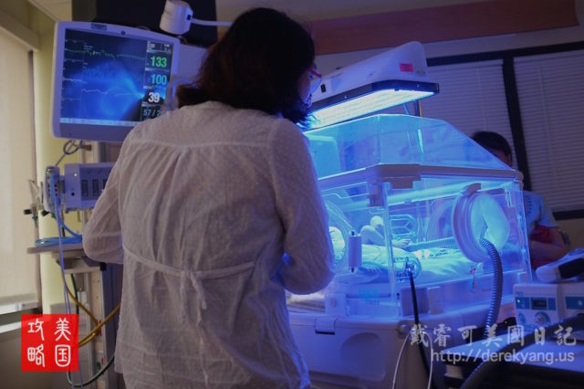 Ethan 住在新生儿监护室的保温箱，蓝光是在照黄疸。