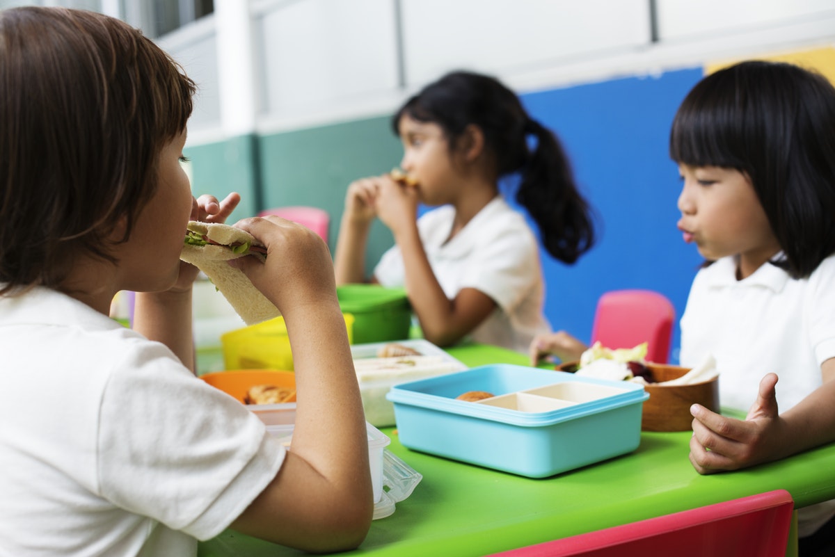 美国公立学校午餐真的健康吗？