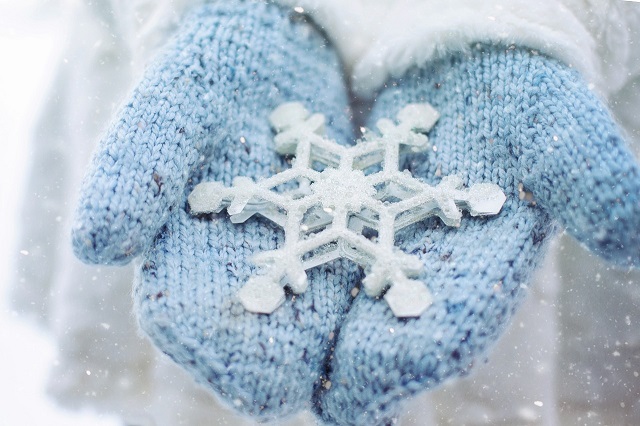 https://pixabay.com/en/snow-winter-mittens-snowflake-cold-1918794/