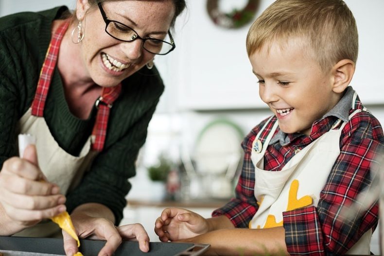 https://www.rawpixel.com/image/293231/mom-and-son-baking-together