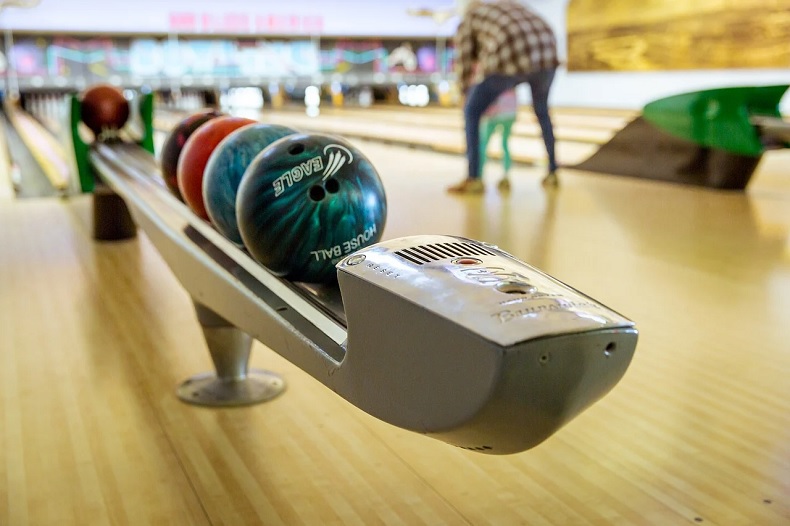 https://pixabay.com/photos/bowling-family-recreation-lifestyle-1951472/