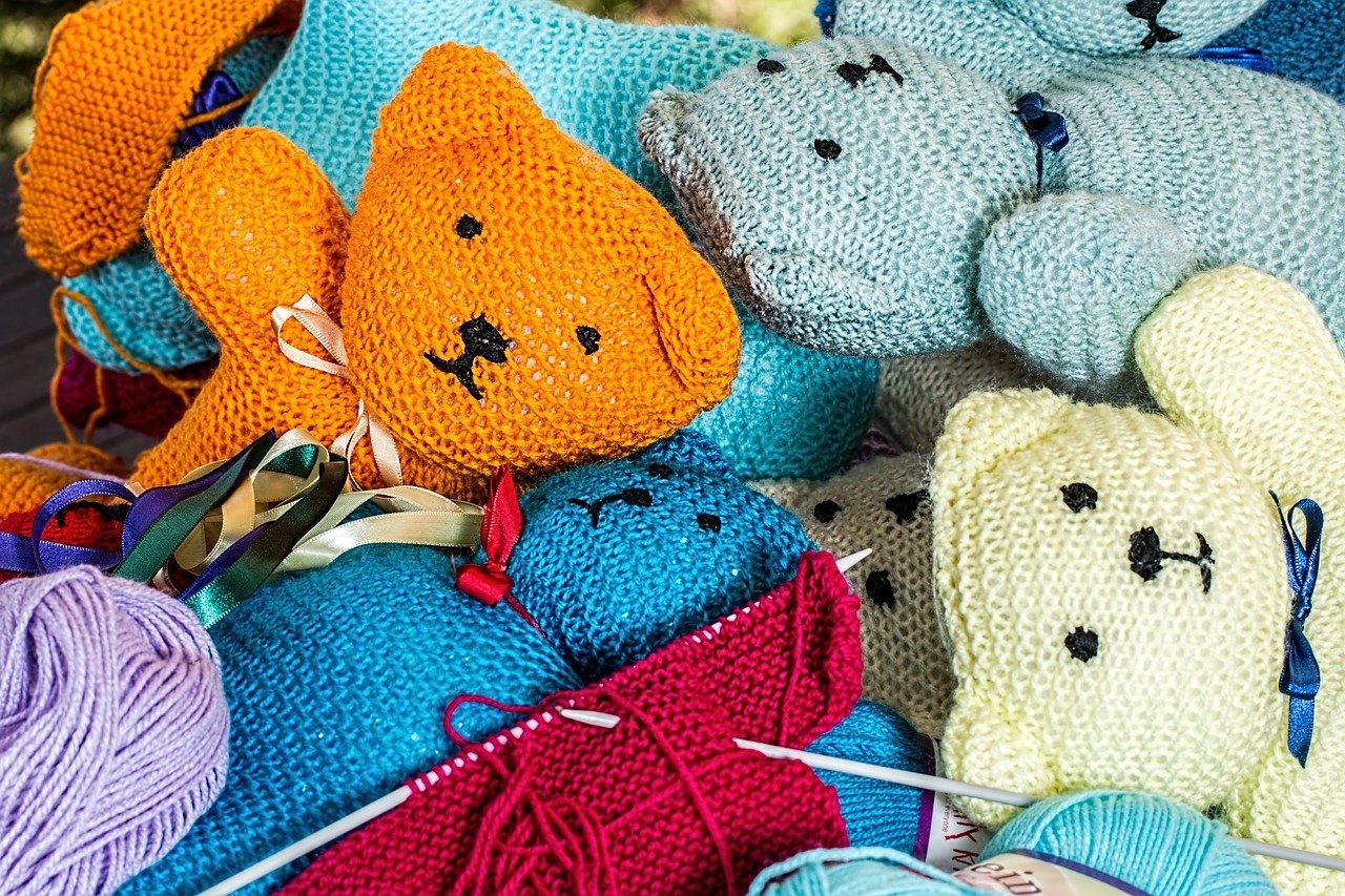 https://pixabay.com/photos/knitting-handwork-hobby-handmade-1614283/