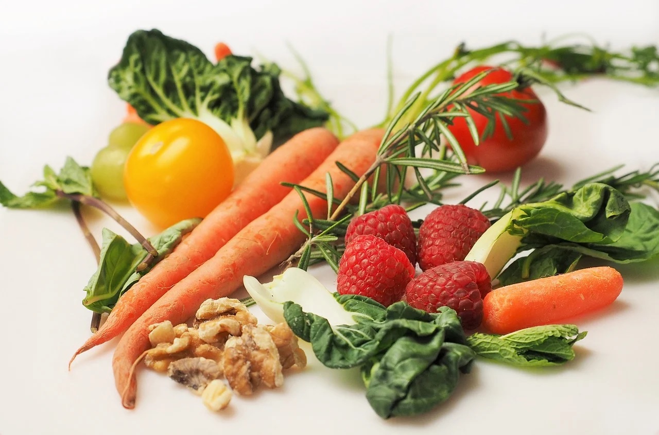 https://pixabay.com/photos/vegetables-fruits-food-ingredients-1085063/