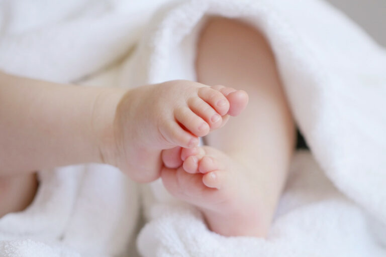 https://pixabay.com/photos/baby-child-grandchild-feet-6823431/