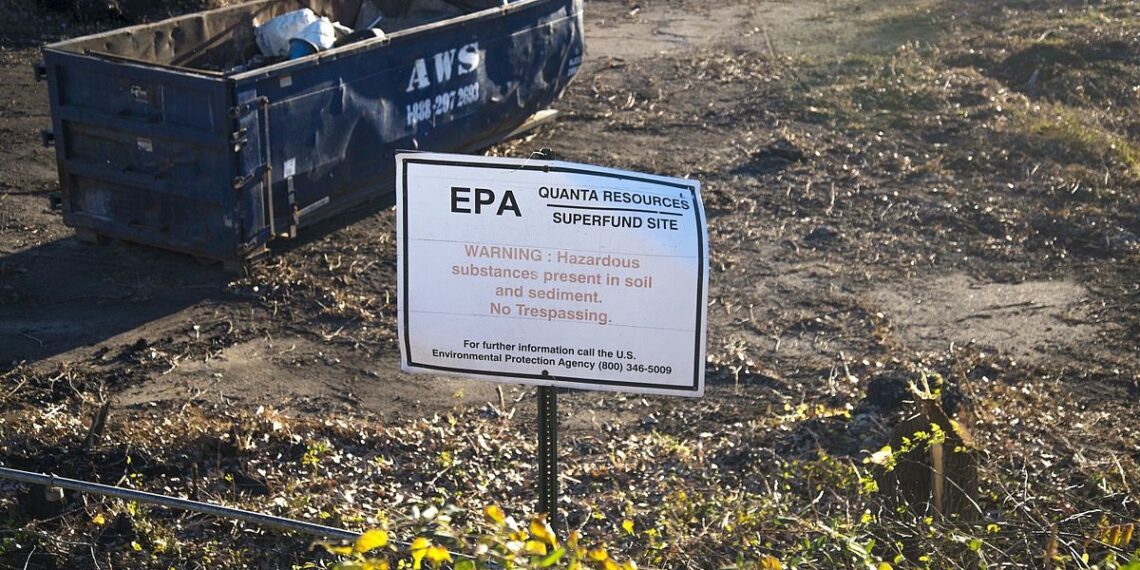 https://commons.wikimedia.org/wiki/File:Quanta_Resources_Superfund_Site_%2830839643481%29.jpg