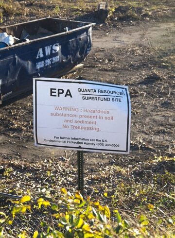 https://commons.wikimedia.org/wiki/File:Quanta_Resources_Superfund_Site_%2830839643481%29.jpg