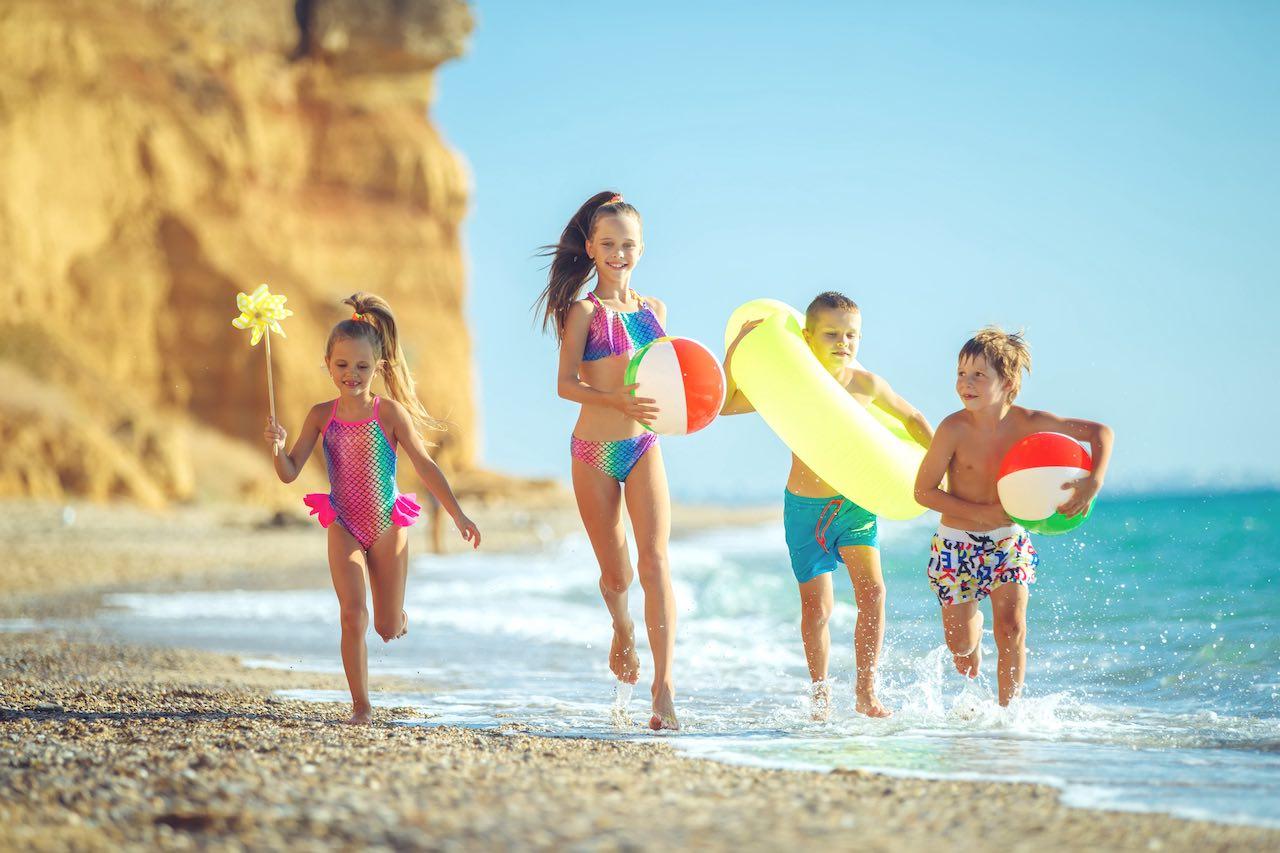 kids-playing-beach