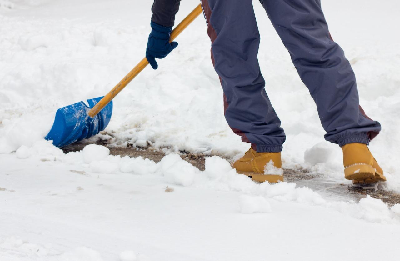 美国冬季必备的铲雪工具｜雪铲、融雪盐、 Scraper