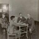 1923年，加州天使岛的移民官员正在问讯一名拘留者