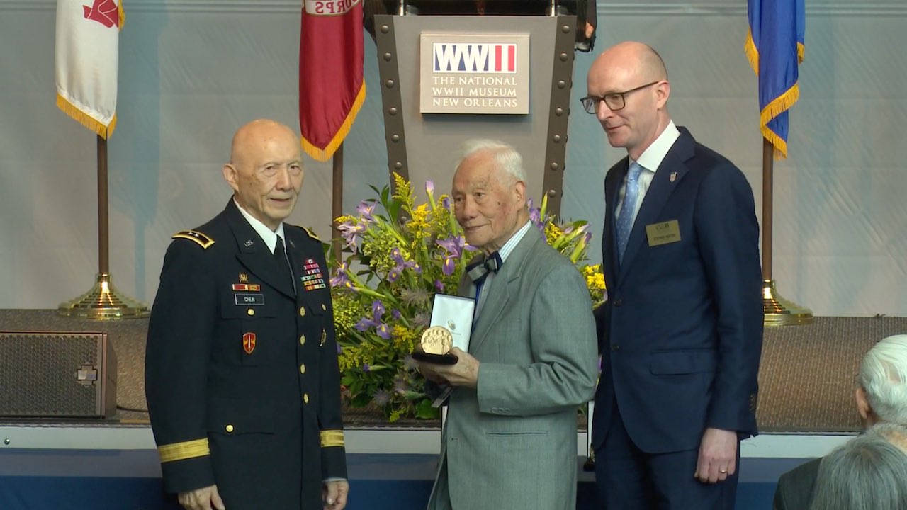 华裔二战老兵获国会金质勋章，是国会授予美国平民的最高荣誉