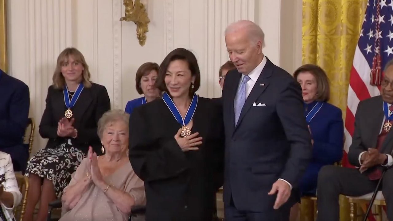 杨紫琼获颁「总统自由勋章」，是美国最高的平民荣誉